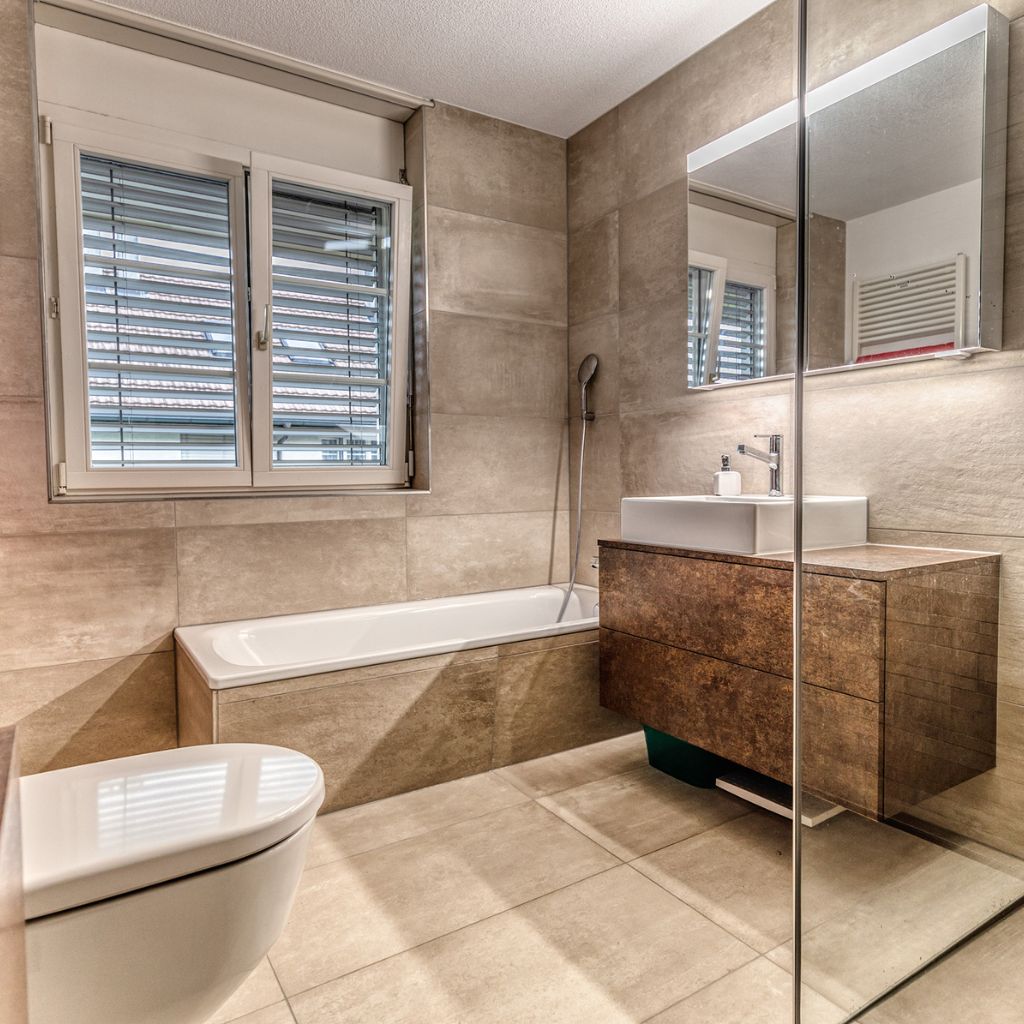 A bathroom with a toilet, tub and sink.